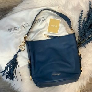 MK Chambray Brooke  Bucket Messenger 💙